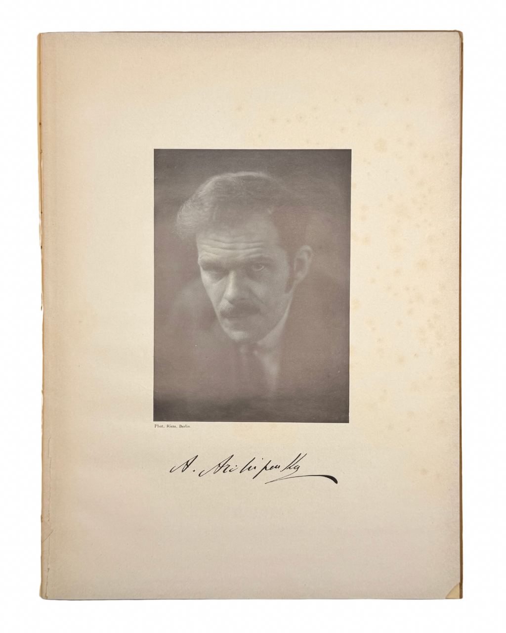 Олександер Архипенко: з портретом художника й 66 світлинами. 1923  Вст. ст. Г. Гільдебрандта. Берлін: «Українське слово»; Друк. Отто Ельснер. [4] с., фронт., 28 с., [26] арк. іл. — 31,1 × 23 × 1 см.