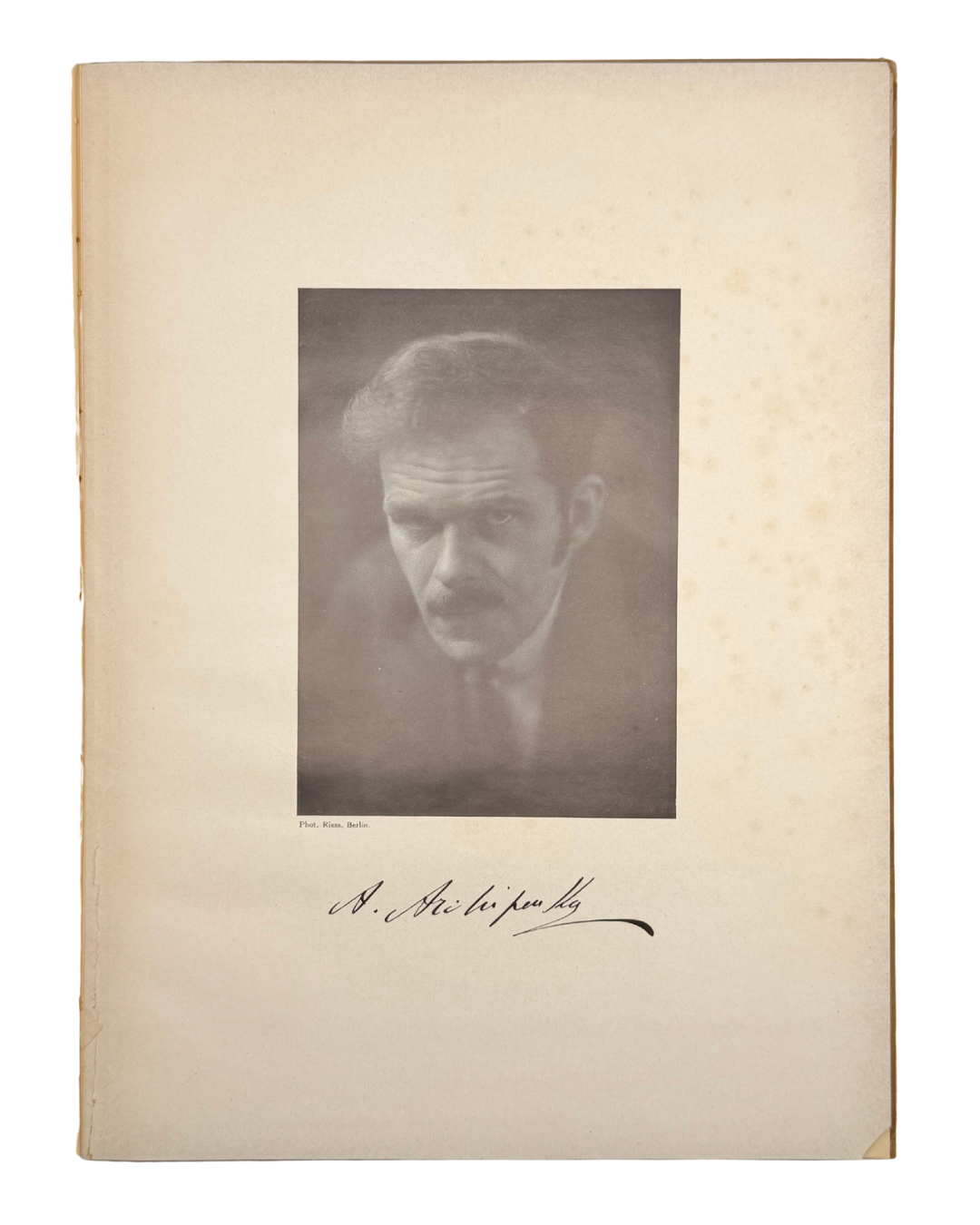 Олександер Архипенко: з портретом художника й 66 світлинами. 1923  Вст. ст. Г. Гільдебрандта. Берлін: «Українське слово»; Друк. Отто Ельснер. [4] с., фронт., 28 с., [26] арк. іл. — 31,1 × 23 × 1 см.